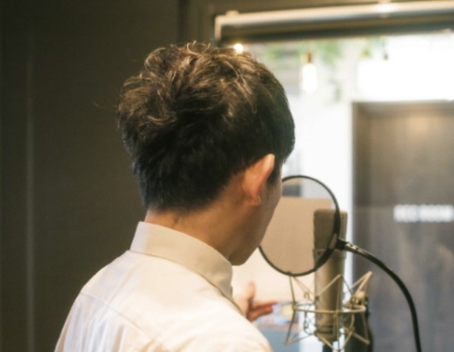 自分の声に酔わない
